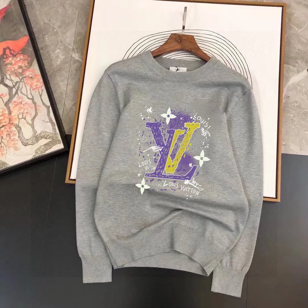 🅿️240 【LV Louis Vuitton】Autumn and winter classic round neck pullover sweater, in full condition! ! ! Wool blended fabric, the latest model in 2025, golden ratio! ! Slim-fitting soft gold, versatile and practical item, the combination and practicality are extremely powerful, simple and elegant, and classy! To create your own style, it is highly recommended to buy it in two colors. The standard slim fit tailoring process is suitable for both young and old men. It is knitted from wool and will not cause any discomfort! While keeping warm, it is stylish, textured and wearable, and the classic logo with contrasting colors on the chest feels in place! ! Recommended for regular customers! ! Size M-3XL (maximum wear: 190 pounds)
